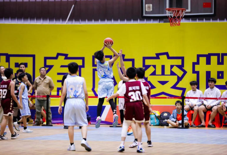  2025年海南省青少年籃球聯(lián)賽開(kāi)賽 選手欣賞科比等巨星收藏品 